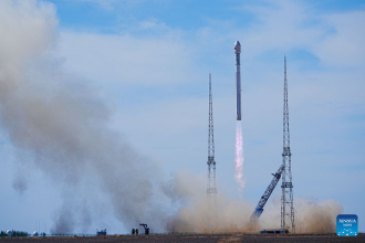 China&rsquo;s Zhuque-2E rocket launches 10 satellites into space